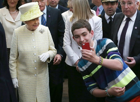 طفل يلتقط صورة سيلفى مع الملكة