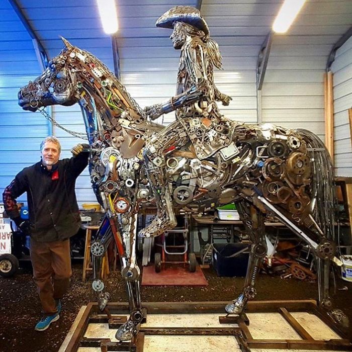 مجسم كبير لحصان