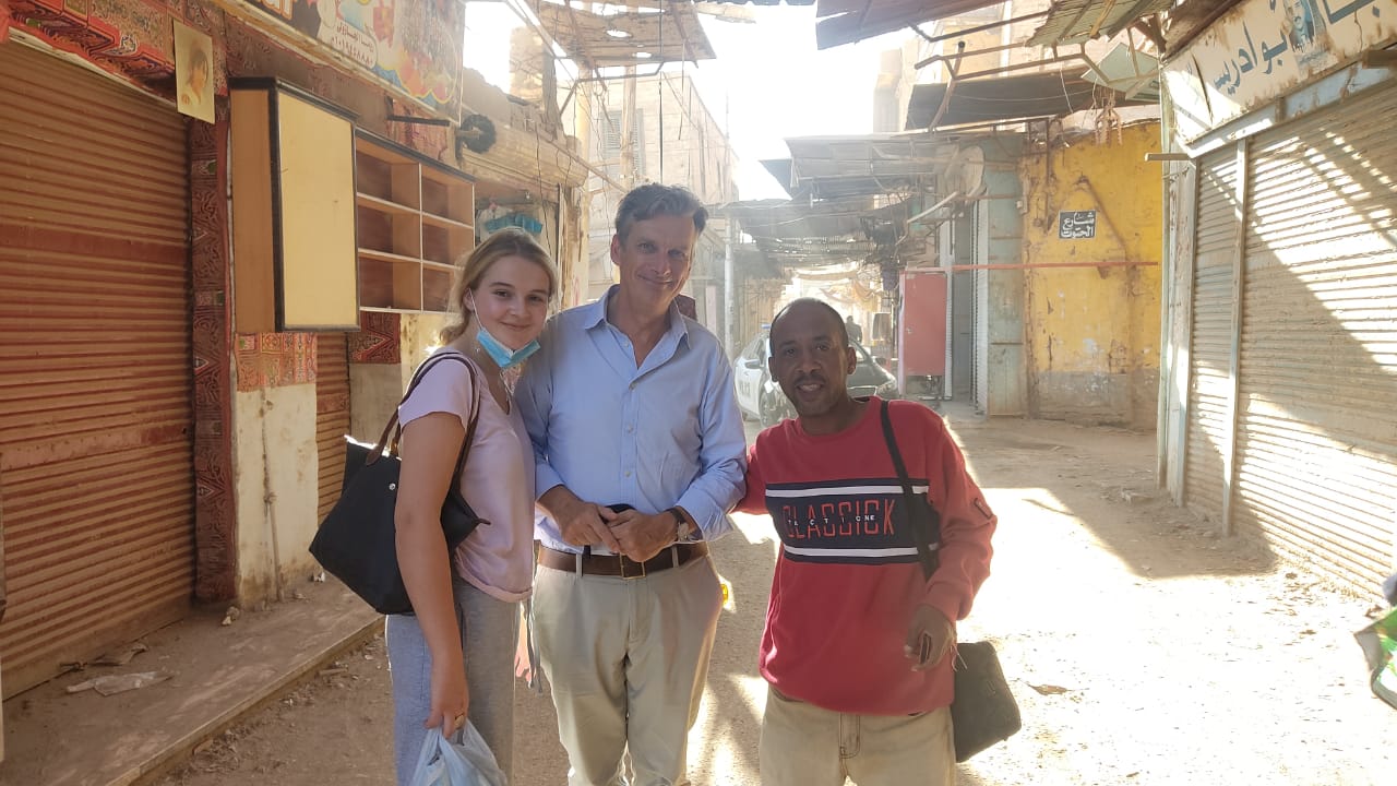 السفير البريطاني بالقاهرة وعائلته في زيارة لمعبد خنوم والمعالم الآثرية بإسنا (5)