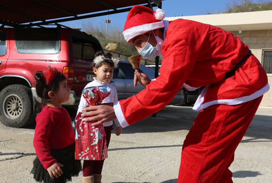 بابا نويل يلتقى بالأطفال