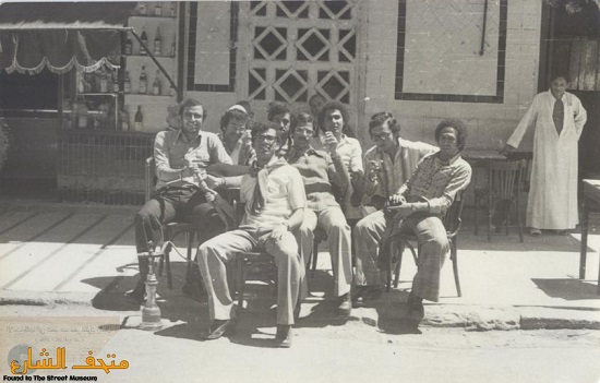 صورة جماعية مع الشيشة