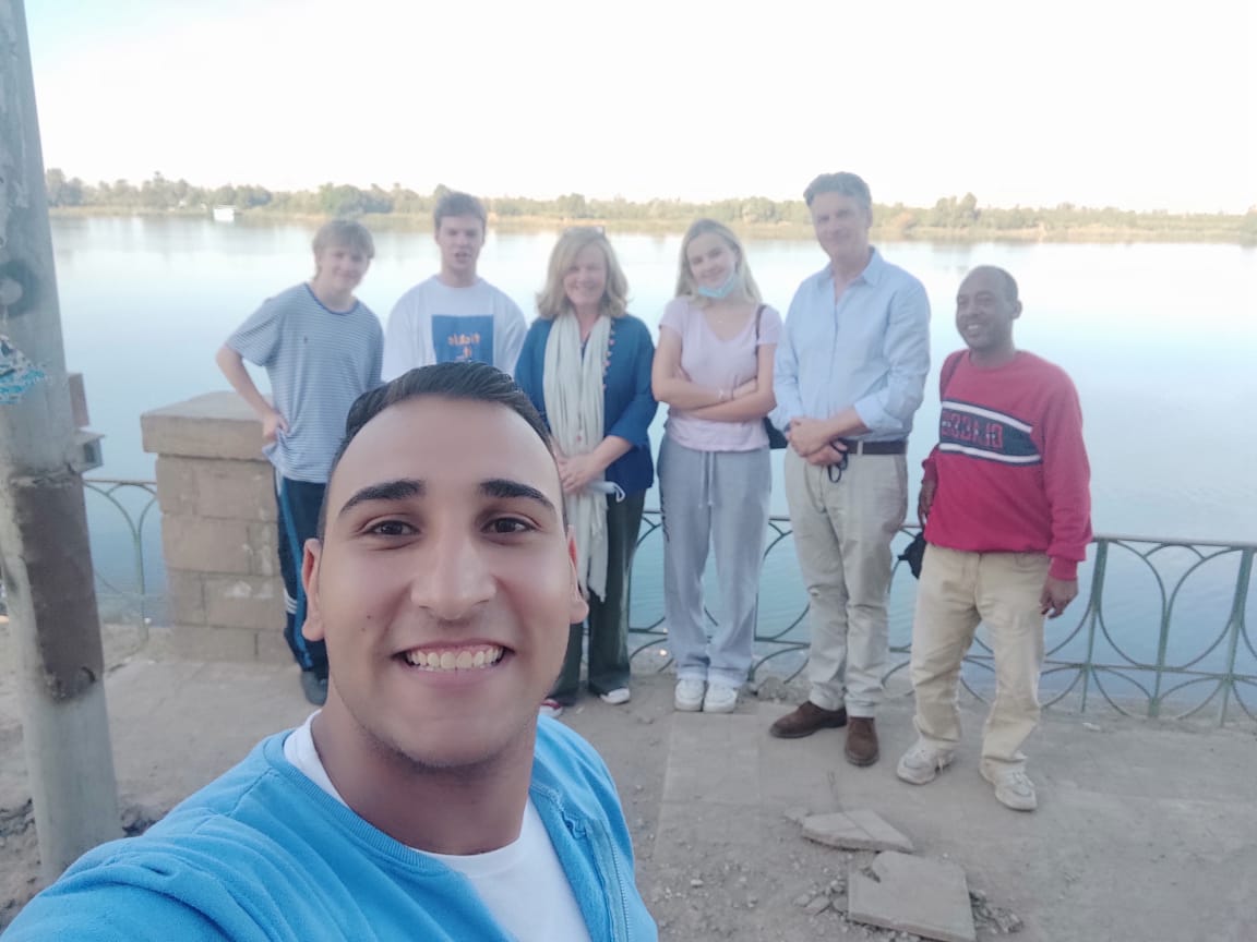 السفير البريطاني بالقاهرة وعائلته في زيارة لمعبد خنوم والمعالم الآثرية بإسنا (1)