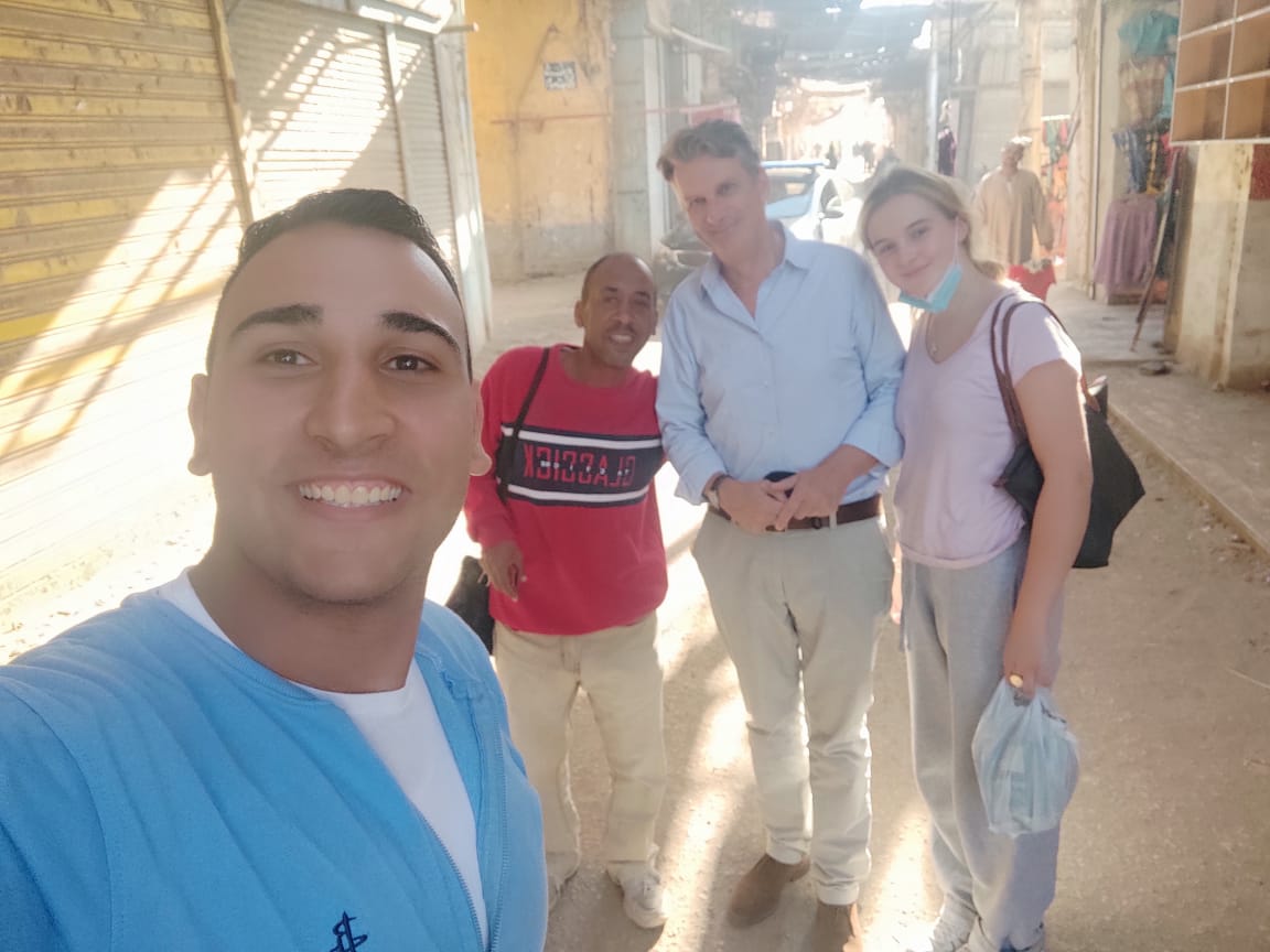 السفير البريطاني بالقاهرة وعائلته في زيارة لمعبد خنوم والمعالم الآثرية بإسنا (4)