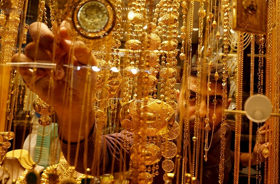 صائغ عراقي يرتب الذهب في متجره في النجف