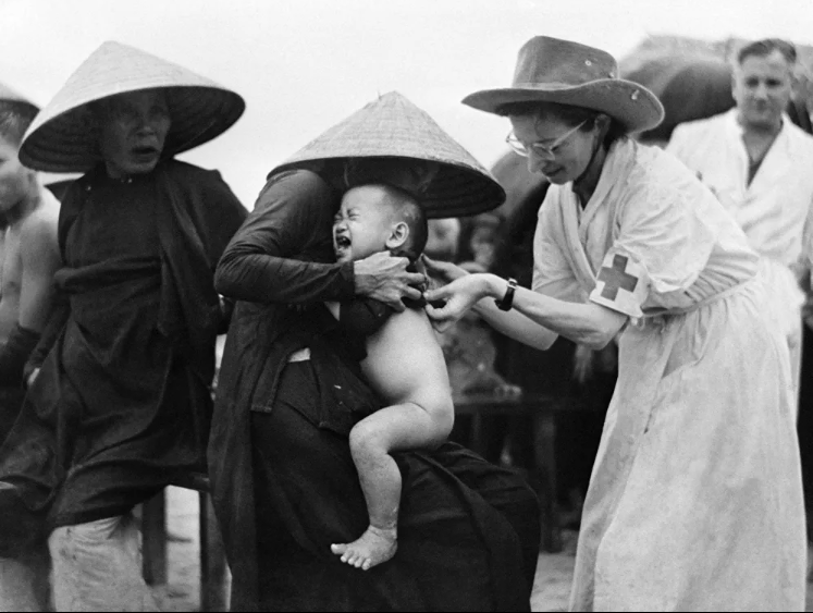 طفل يبكى خلال اخذ اللقاح