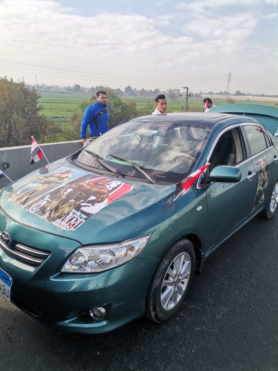 A march in cars and shawls with a T-shirt with a photo of Rami Al-Subai'i receiving him (18)