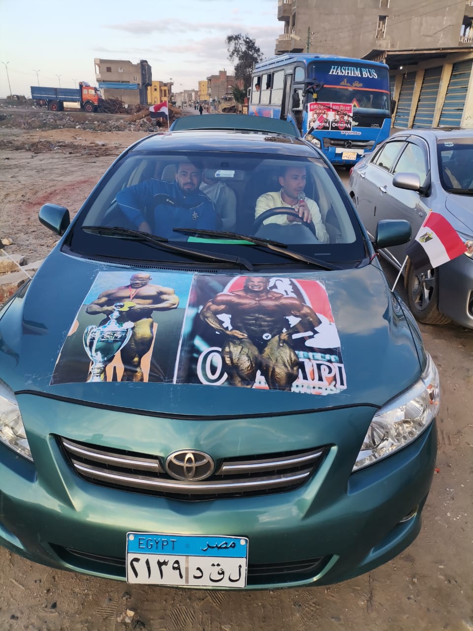 A march in cars and clothes, wearing a T-shirt with a photo of Rami Al-Subaie, to receive him (21)