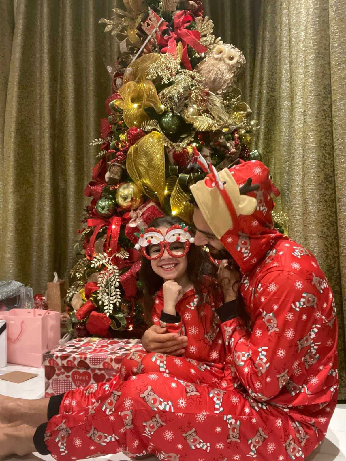 محمد صلاح يحتفل مع بناته بالكريسماس