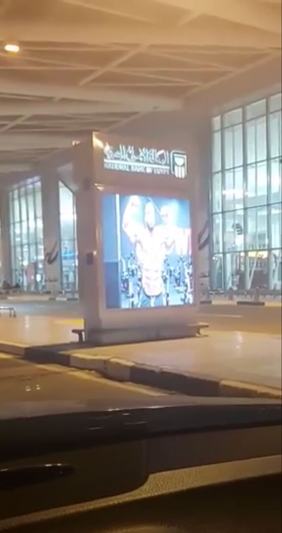 مطار القاهرة يستعد لاستقبال بيج رامى بعرض صور عبر الشاشات بالصالات (1)