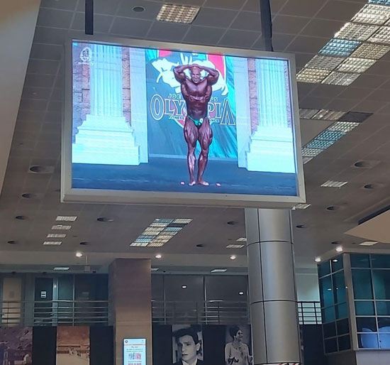 مطار القاهرة يستعد لاستقبال بيج رامى بعرض صور عبر الشاشات بالصالات (2)