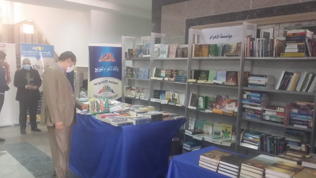 معرض الكتاب بجامعة أسوان