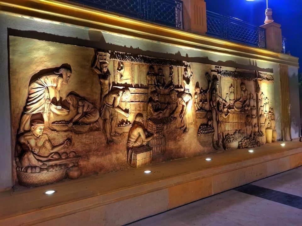 لوحات فنية وجداريات بديعة تزين كورنيش النيل بالأقصر