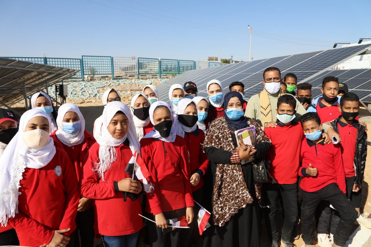 تلاميذ المدارس امام محطة الطاقة الشمسية بالحديقة