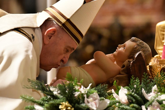 البابا فرنسيس خلال قداس عشية عيد الميلاد (1)
