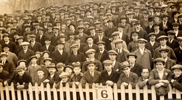 الجماهير تشاهد أحد المباريات في 1920