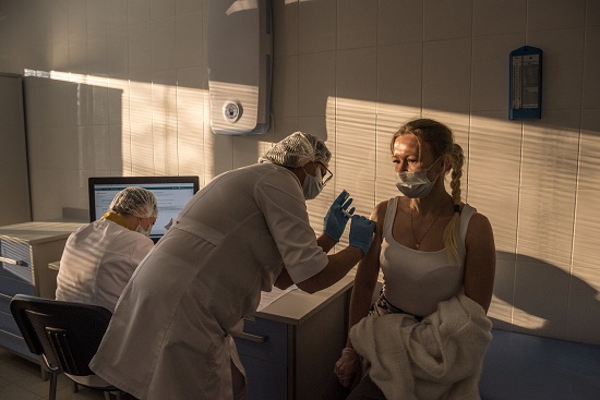 تجربة اللقاح الروسي ضد فيروس كورونا
