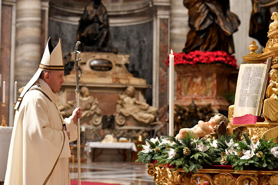 البابا فرنسيس خلال قداس عشية عيد الميلاد (3)
