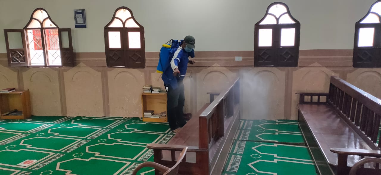 أعمال مكثفة لتطهير وتعقيم المساجد ضد كورونا