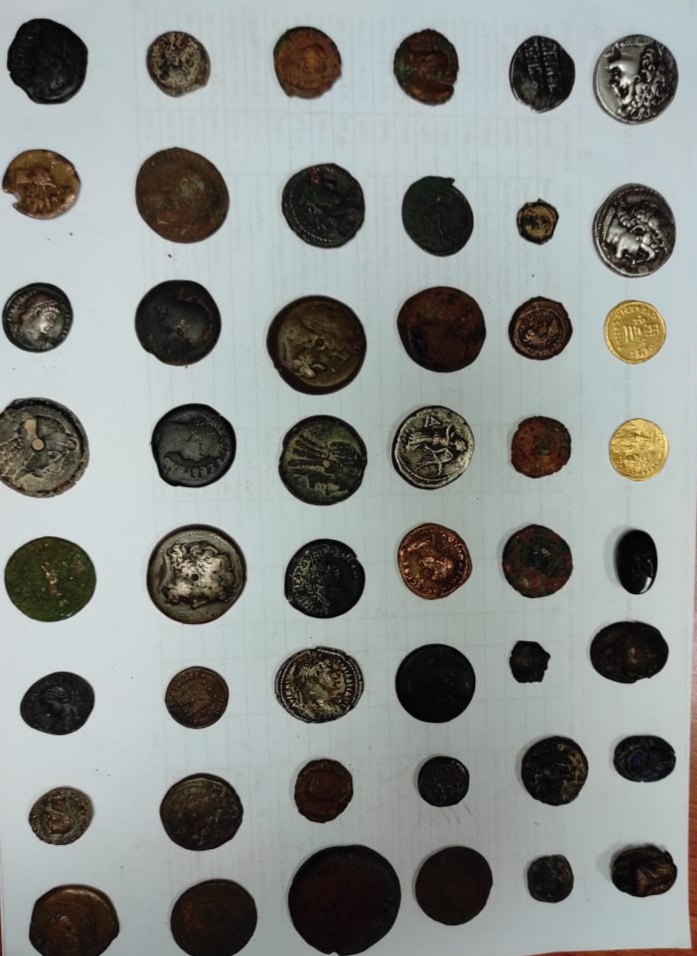 العملات الأثرية المظبوطة قبل محاولة تهريبها (2)
