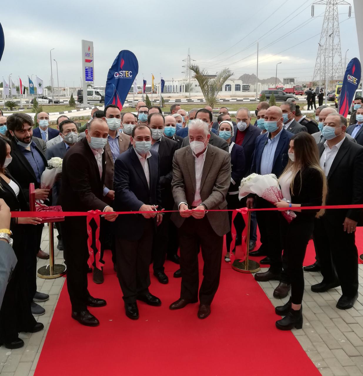 المهندس طارق الملا وزير البترول والثروة المعدنية ومحافظ جنوب سيناء خلال افتتاح المحطة