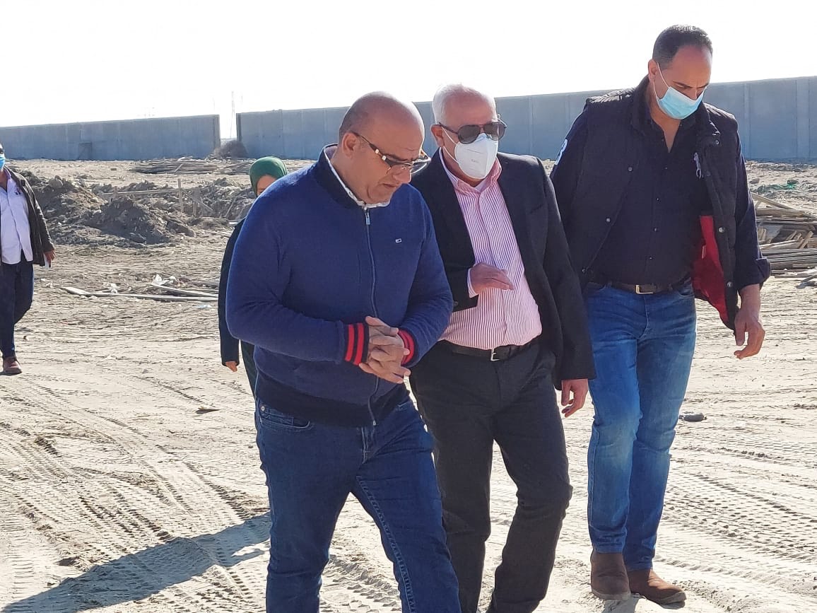 محافظ بورسعيد يتفقد اعمال انشاء مصنع المواد الخام  (4)