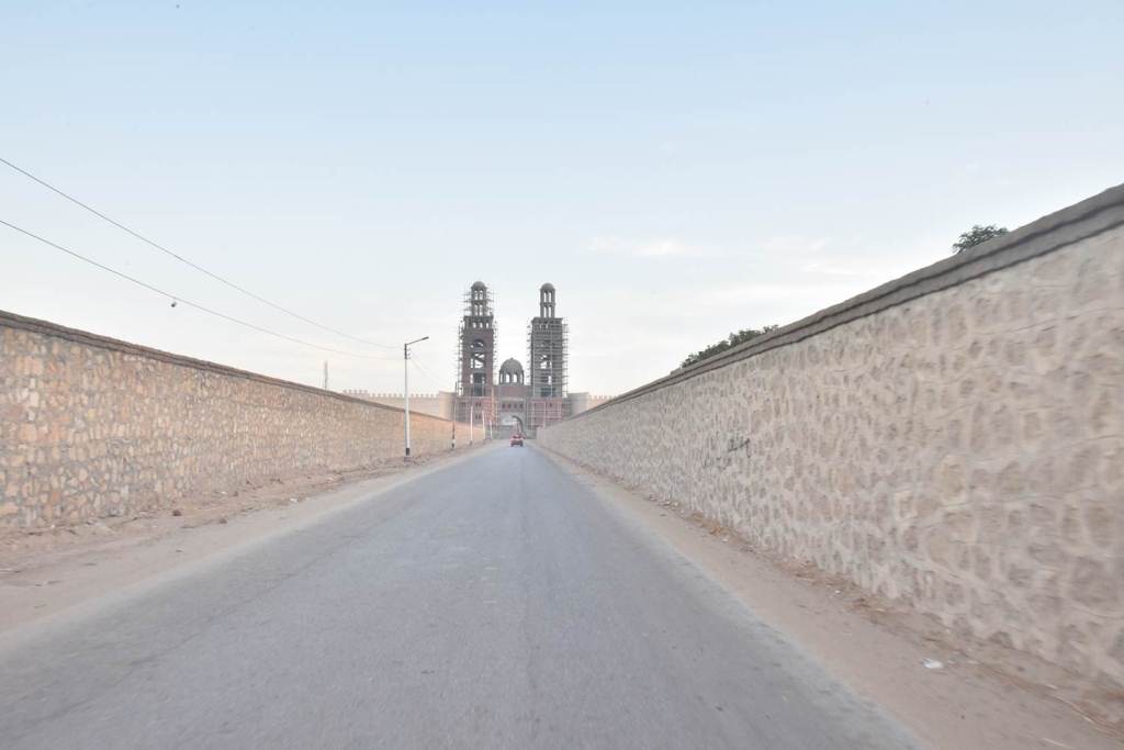 محافظ أسيوط يتفقد إنشاء بوابتين لمدخل طريق الدير المحرق رصف طريق كاروت مير (7)