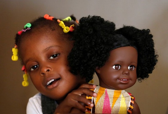 طفلة أفريقية تحمل باربي الأفريقية
