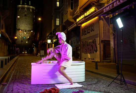 الفنانة ساينا سليمان بور تحلق ساقيها في حوض الاستحمام