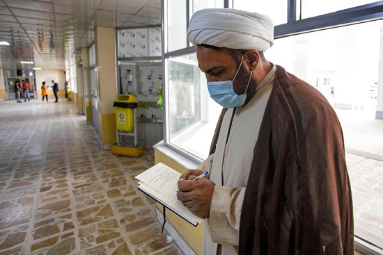 رجل دين شيعي عراقي يكتب باطقة معايدة