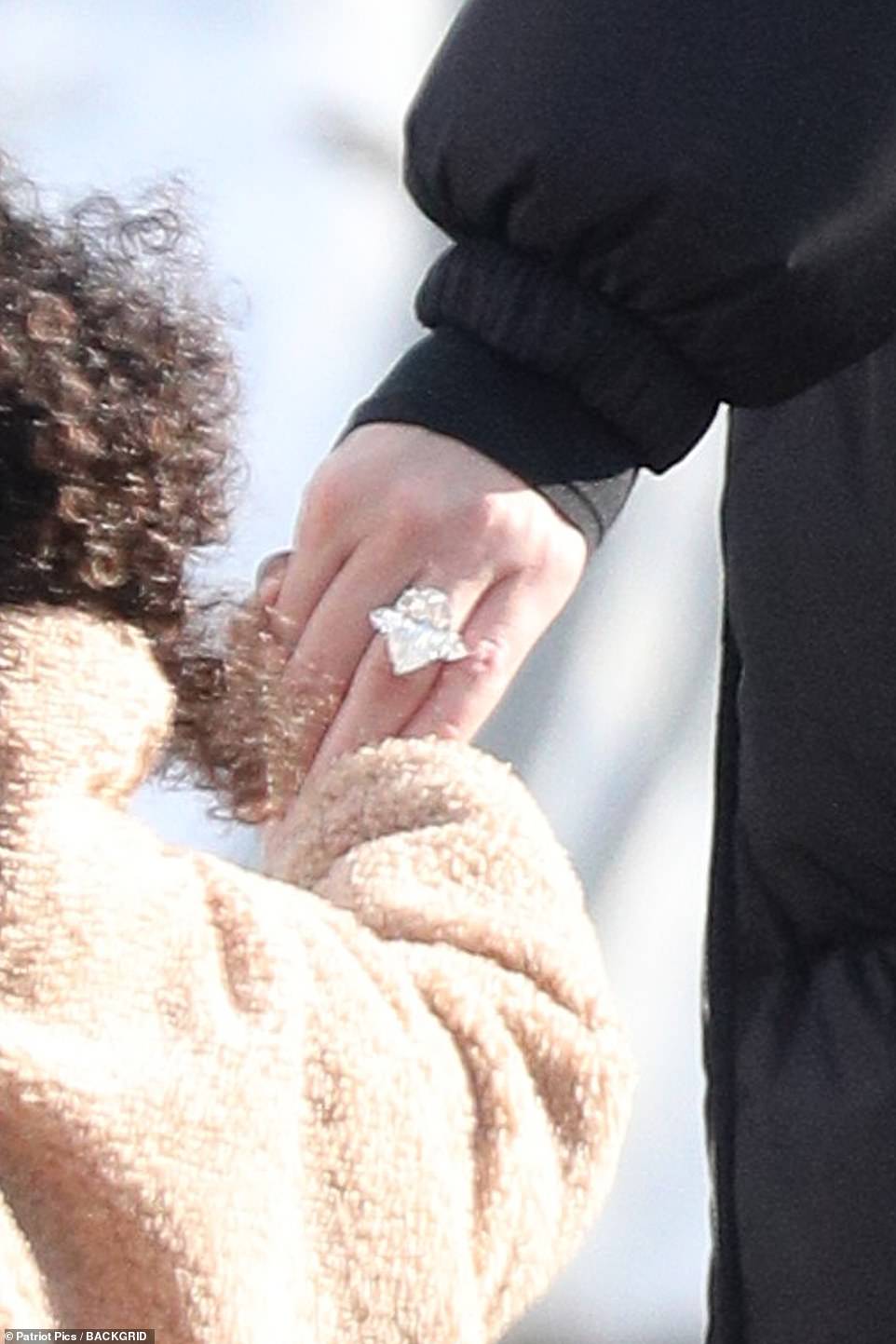 كلو ترتدي خاتم ضخم من الماس