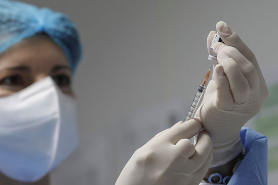 ممرضة تحضر جرعة من لقاح فيروس كورونا فى رومانيا