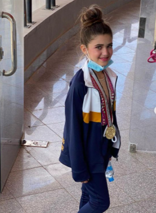 ابنة مصطفى قمر تحتفل بفوزها بالذهبية