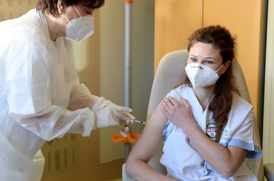 إيلينا بيتي ، ممرضة تتلقى اللقاح فى إيطاليا