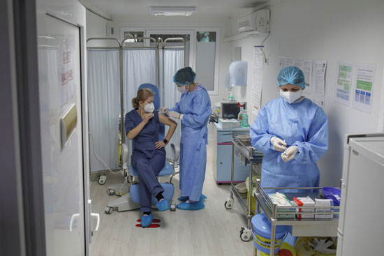 تطعيم الطاقم الطبي بلقاح مرض فيروس كورونا فى رومانيا