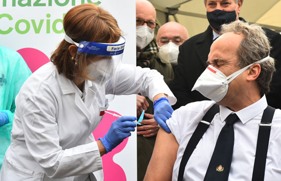 الطبيب الإيطالى  جيوفاني دي بيري يتلقى التطعيم ضد مرض فيروس كورونا