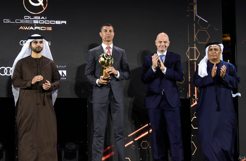 رونالدو يتسلم جائزة لاعب القرن الـ 21