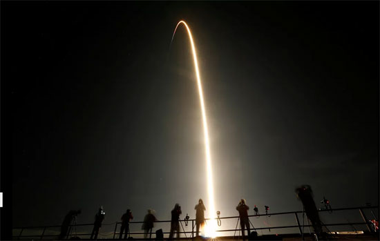 إطلاق مركبة سبيس إكس والتي تحمل اسم كرو دراغون عن طريق صاروخ فالكون 9، من مركز كينيدي للفضاء التابع لناسا
