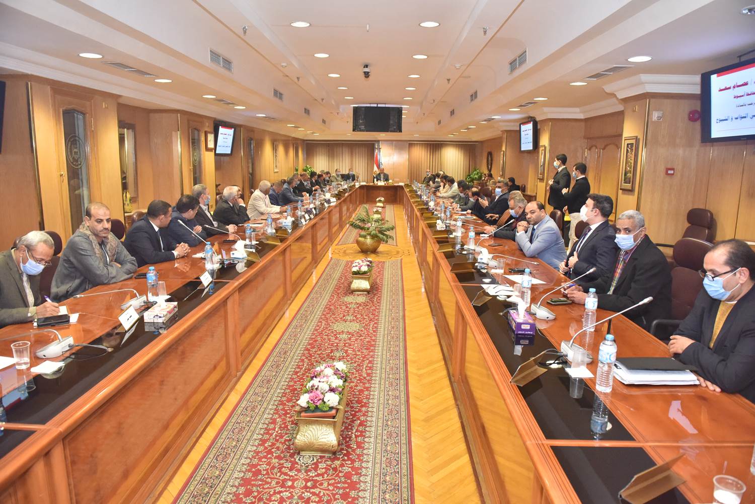 محافظ أسيوط يلتقي بأعضاء نواب مجلسي النواب والشيوخ الجدد  (4)