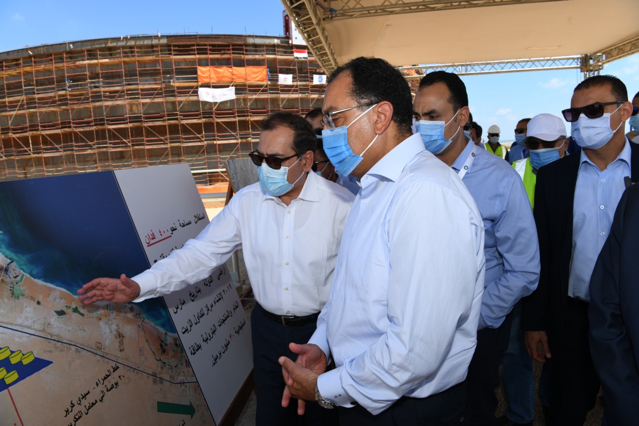 رئيس الوزراء ووزير البترول خلال افتتاح خط الشحن الجديد بميناء الحمراء البترولى بالعلمين