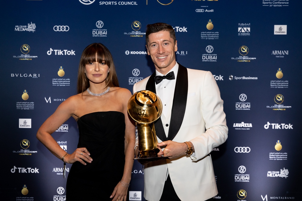 ليفاندوفيسكي مع زوجته بعد تتويجه بجائزة أفضل لاعب فى العالم 2020