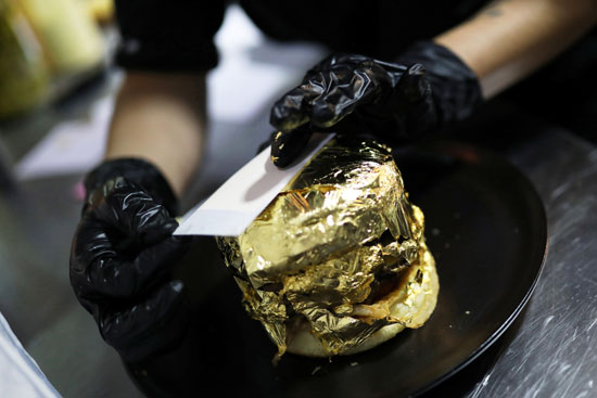 برجر مغلف بأوراق الذهب على لائحة الطعام الفاخر فى كولومبيا (7)