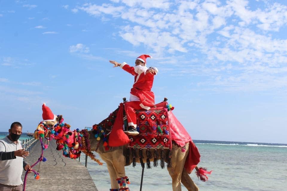 بابا نويل يوزع الهدايا وهو علي شواطئ مرسي  علم