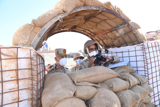 الفريق محمد فريد يتفقد معسكر إعداد وتأهيل مقاتلى الجيش الثانى بشمال سيناء (3)