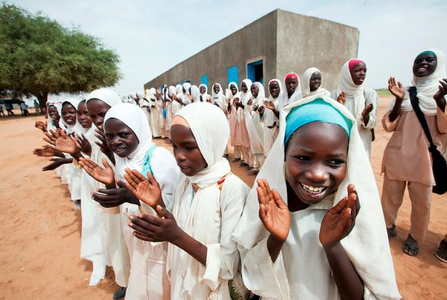 فتيات دارفور سعداء بإفتتاح مدرسة ووحدة صحية بالمنطقة