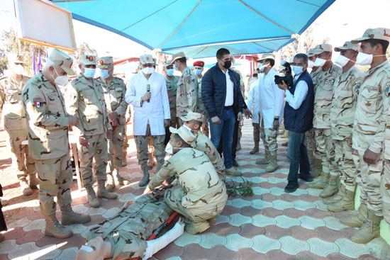 الفريق محمد فريد يتفقد معسكر إعداد وتأهيل مقاتلى الجيش الثانى بشمال سيناء (4)