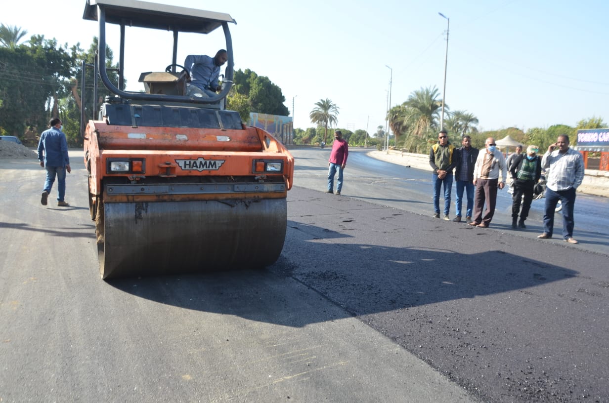 أعمال رصف مدخل إسنا شرق بعد إنتهاء أعمال إصلاح الطريق