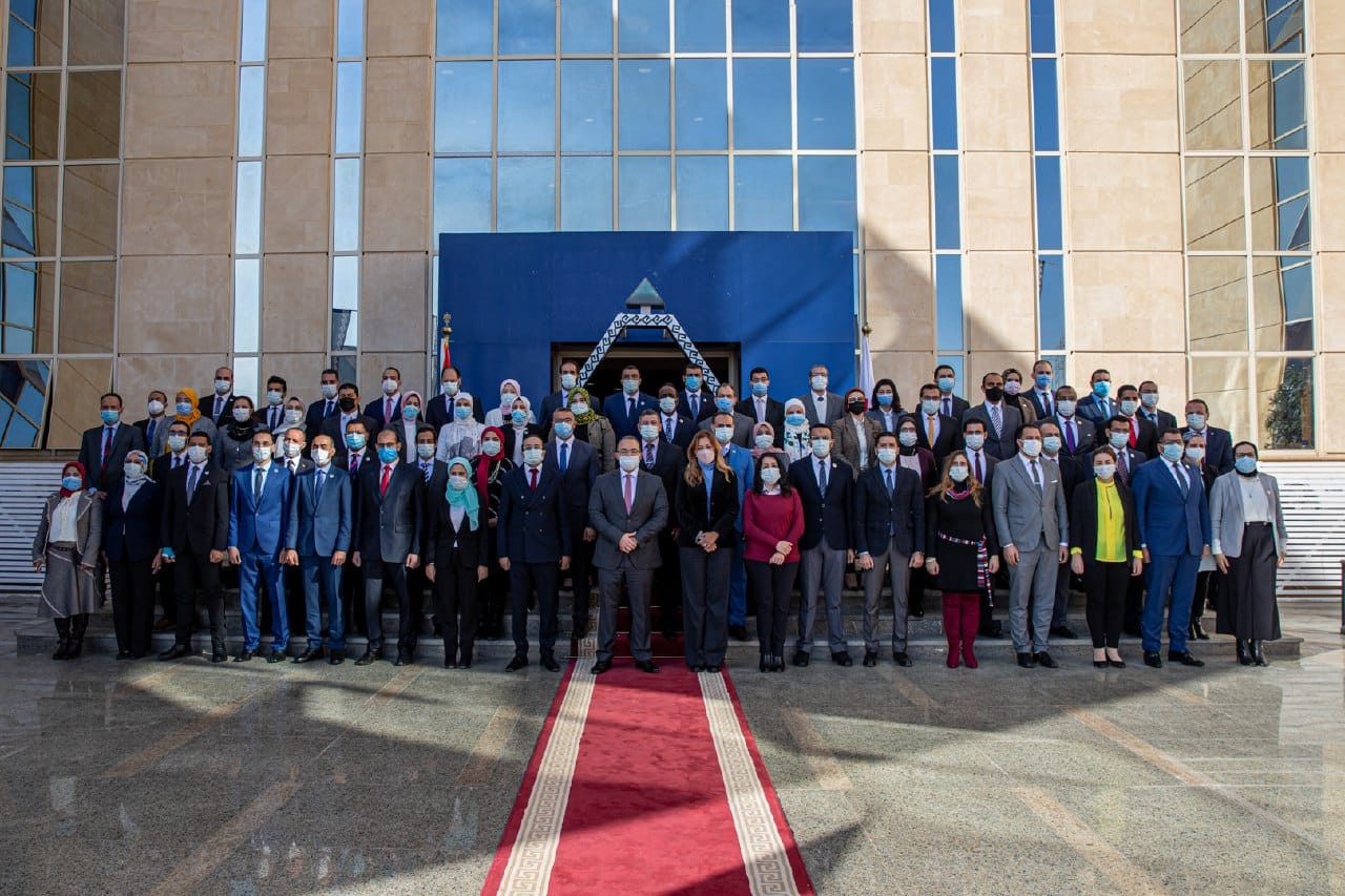 صورة تذكارية للمشاركين في الدفعة الثالثة من برنامج تأهيل التنفيذيين للقيادة بالأكاديمية الوطنية للتدريب مع رئيس البورصة