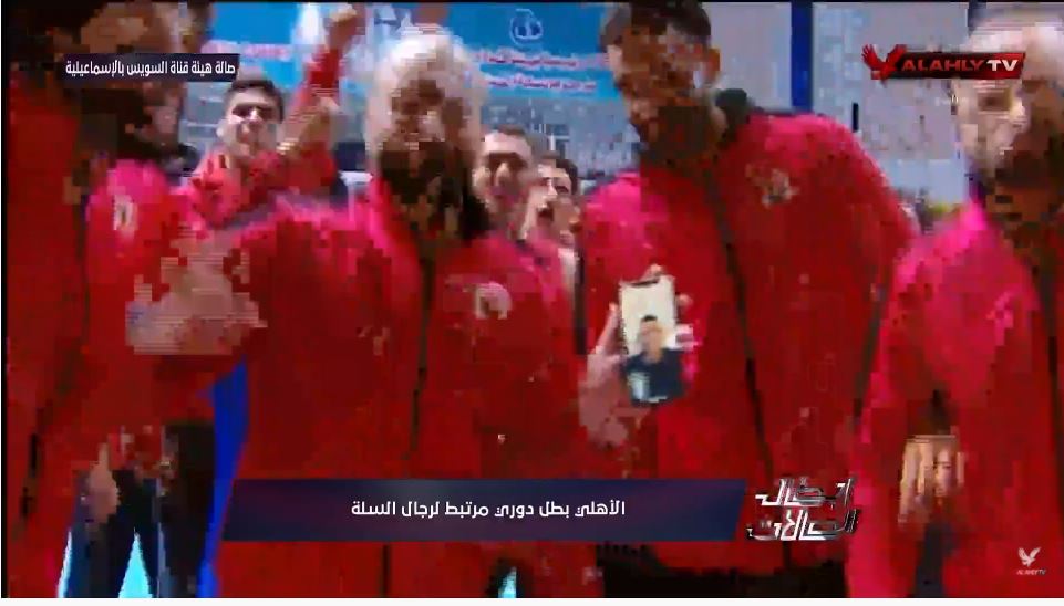 احتفال لاعبي الأهلي مع محمد مصطفى (2)