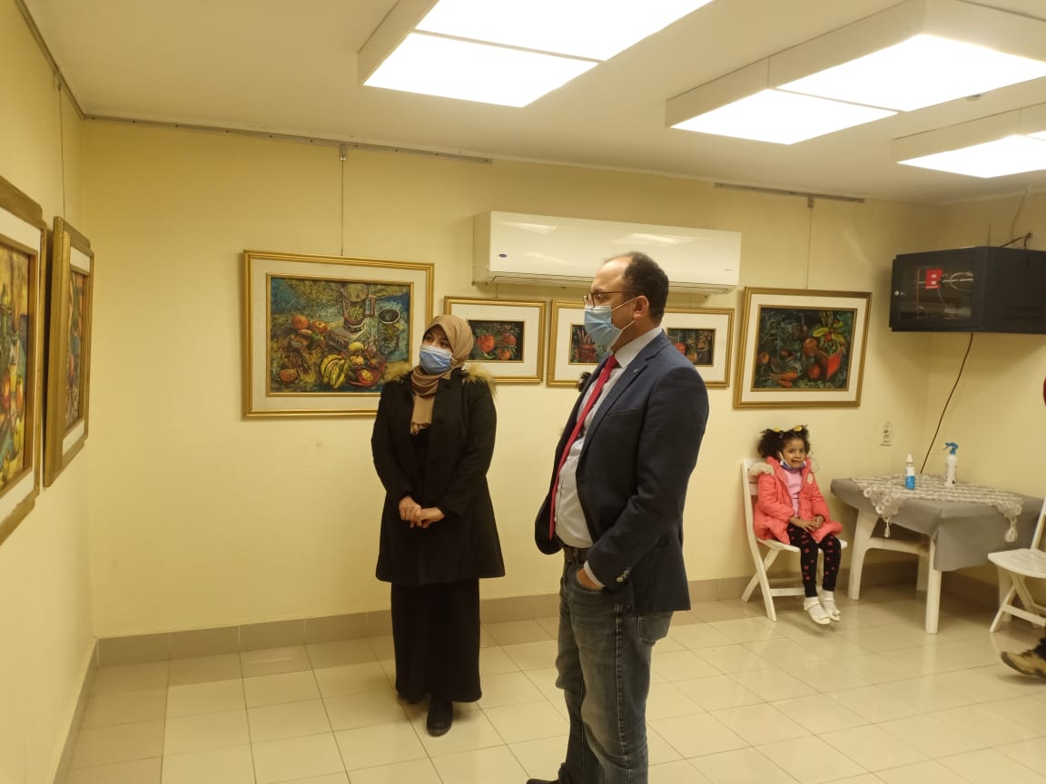 الدكتور السيد إبراهيم قنديل عميد الكلية يتفقد معرض الفنانة ميناس البسيونى2 (2)