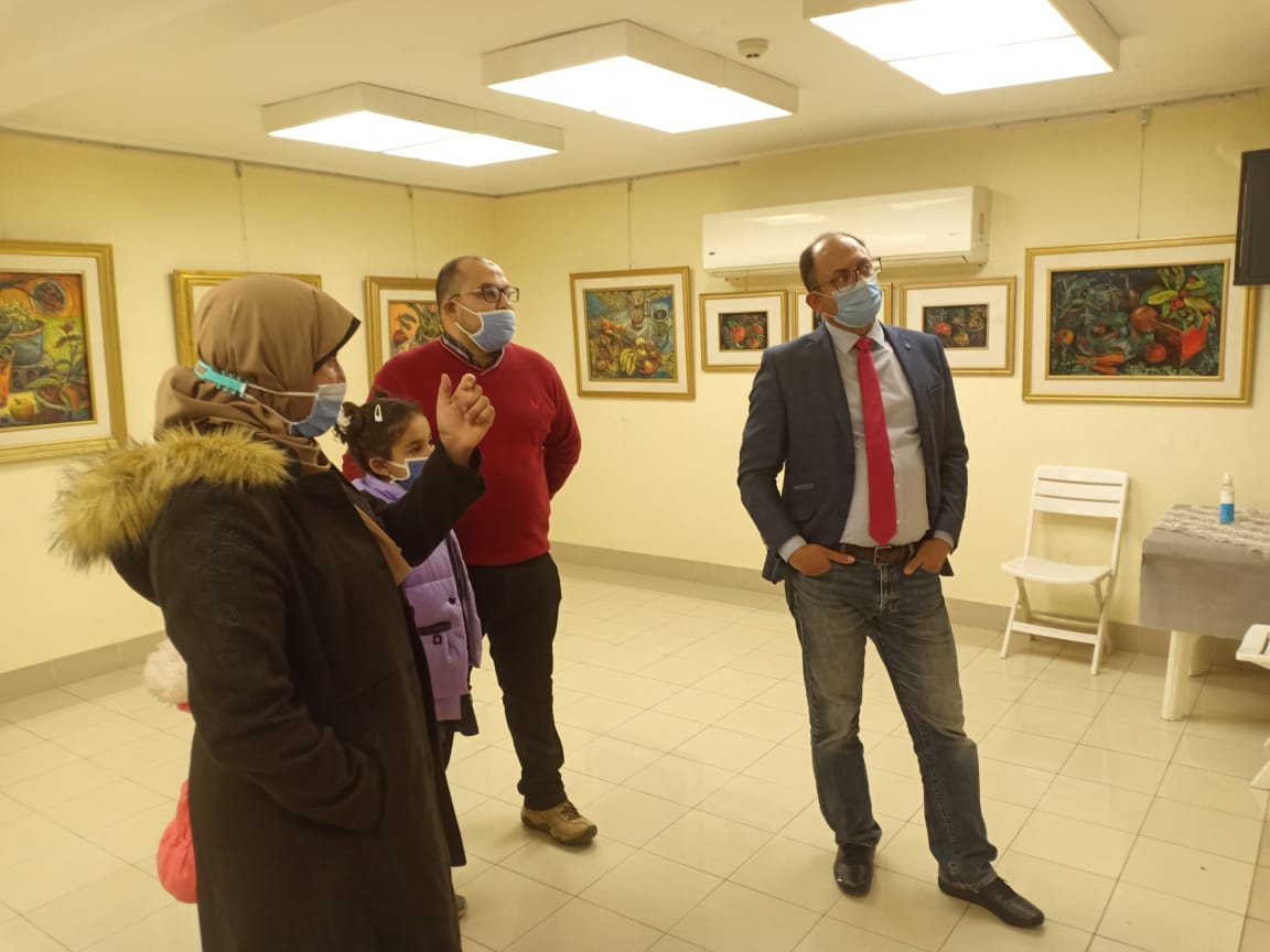 الدكتور السيد إبراهيم قنديل عميد الكلية يتفقد معرض الفنانة ميناس البسيونى